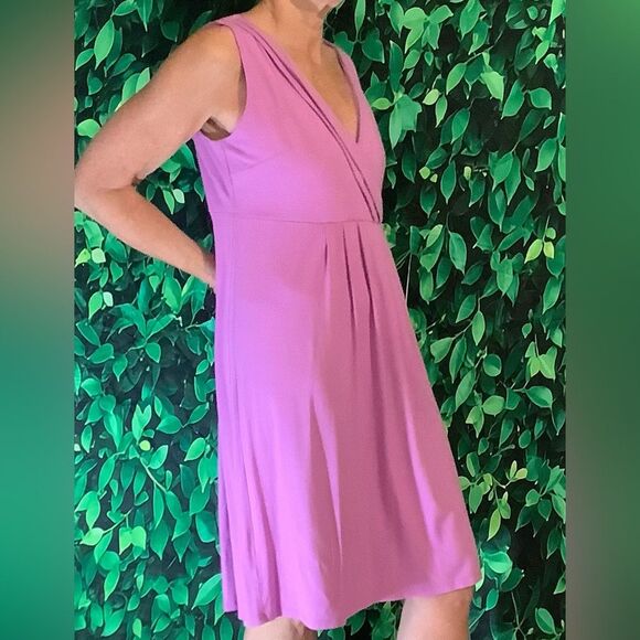 Ann Taylor Lavender Knit Dress โ V-Neck, Pleated, Sleeveless โ Size Medium - Picture 3 of 4